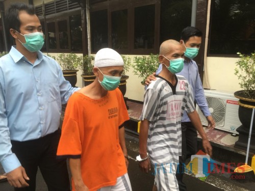 Dua tersangka pembuat obat ilegal saat digelandang ke ruang penyidikan Satreskrim Polres Malang (Foto : Ashaq Lupito / MalangTIMES)