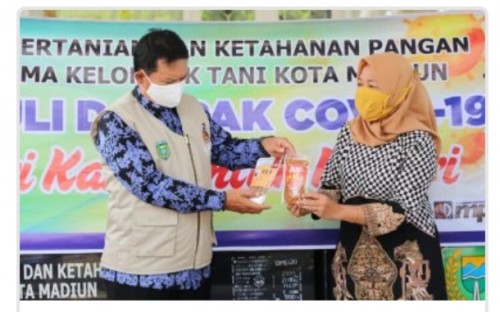 Foto istimewa: penyerahan bantuan beras oleh Kelompok Tani Madiun kepada Pemerintah Kota Madiun
