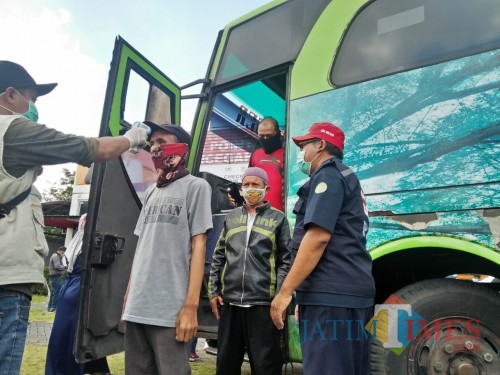 Ilustrasi para penumpang kendaraan umum yang masih nekat mudik saat lebaran dan terpaksa disuruh kembali ke daerah asal