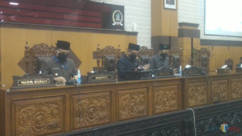 Ruliyono, Wakil Ketua DPRD Banyuwangi (tengah) Saat Memimpin Rapat Paripurna DPRD Banyuwangi Di Ruang Rapat Utama Gedung DPRD Banyuwangi Nurhadi Banyuwangi Jatim Times