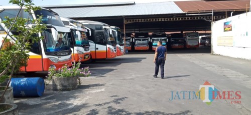 Ratusan bis Harapan Jaya terparkir di garasinya di jalan MT Haryono (Joko Pramono for Jatim TIMES)