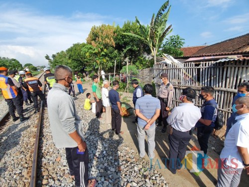 Polisi dan warga mengevakuasi jasad nenek Tamsiati yang tewas tersambar kereta api