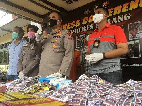 Kapolres Malang AKBP Hendri Umar (pegang mikrofon) saat sesi rilis obat tanpa izin resmi di halaman loby Mapolres Malang (Foto: Ashaq Lupito / MalangTIMES)