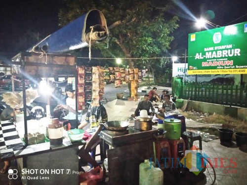 Salah satu warung kopi yang masih buka di Kota Madiun, Selasa (28/4/2020) malam.