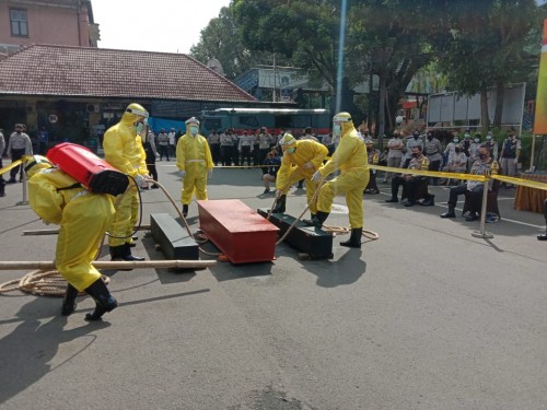 Suasana saat polisi memakai APD lengkap untuk mengevakuasi jenzah pasien Covid 19 (Ist)