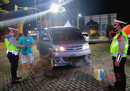 Petugas Check Point Batas Kota Adi Putro saat memeriksa kendaraan dari luar Malang (Doc MalangTIMES)