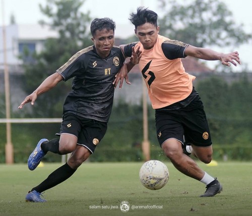 Bagas Adi Nugroho (kanan) saat berjibaku dengan Ridwan Tawainella pada latihan Arema FC (official Arema FC)