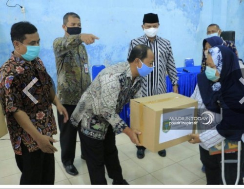 Foto istimewa "pemerintah kota saat memyerahkan paket sembako di kelurahan kanigoro