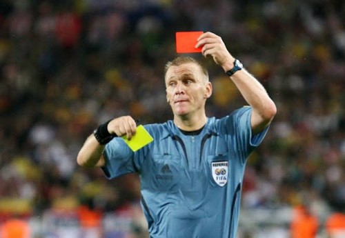 Ilustrasi wasit saat mengeluarkan kartu (istimewa)