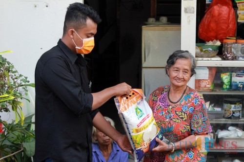 Pedagang Kecil di salah satu kelurahan Kota saat menerima bantuan. (Ist)