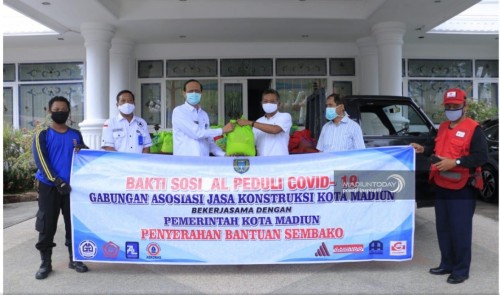 Penyerahan bantuan sembako oleh gabungan asosiasi jasa konstruksi kota madiun