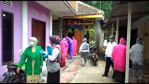 Petugas saat melakukan pemeriksaan di Desa Sumberejo, Kecamatan Batu. (Foto: Istimewa)