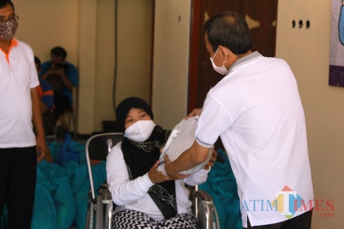 Kaum disabilitas mendapatkan bantuan dari si jamal. (Ist)
