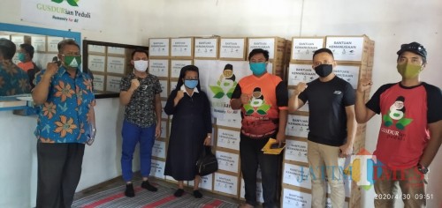 Relawan Gusdurian dari Komunitas lintas agama saat berbagi bantuan (Foto : Moch. R. Abdul Fatah / Jatim TIMES)