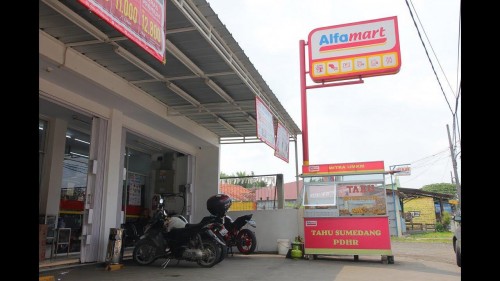 Salah satu gerai Alfamart yang terdapat tenant mitra UMKM Alfamart yang sedang berjualan tahu goreng. (Foto: Istimewa)
