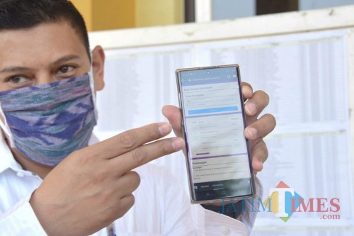 Walikota Kediri Abdullah Abu Bakar saat melihat aplikasi CekBansos. (Ist)