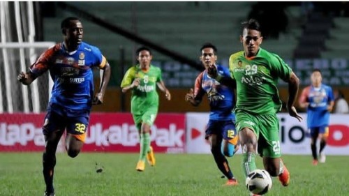 Arema saat melawan Persebaya pada ajang pramusim 2015 (istimewa)