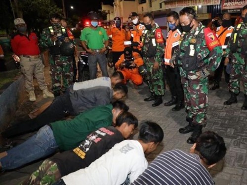 Beberapa pemuda yang kedapatan nongkrong tanpa mengenakan masker kena hukuman dari petugas patroli, Jumat malam (1 /05/2020). (Foto:Istimewa)