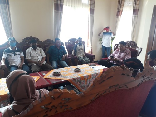 Ketua DPRD Kabupaten Malang Didik Gatot Subroto saat hadir dalam rangka mediasi antara Pemerintah Desa dengan warga petani penggarap lahan Kebun Jeruk Desa Selorejo, Minggu (3/5/2020). (Foto: Tubagus Achmad/MalangTimes)