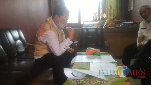 Camat Kalibaru Ahmad Nuril Falah, melakukan pengecekan jadwal petugas cek poin Kalibaru (Nurhadi Banyuwangi Jatim Times)