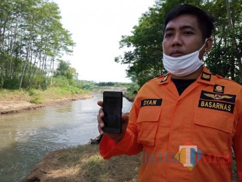 Dantim SAR Trenggalek, Dyan Susetyi Wibowo menunjukkan foto korban hanyut di Sungai Bratntas, Yordan (Joko Pramono/ JatimTIMES)