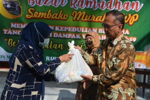 Pembukaan bazar sembako murah DWP UIN Malang, Rektor UIN Malang Prof Haris (kanan). (Foto: istimewa)