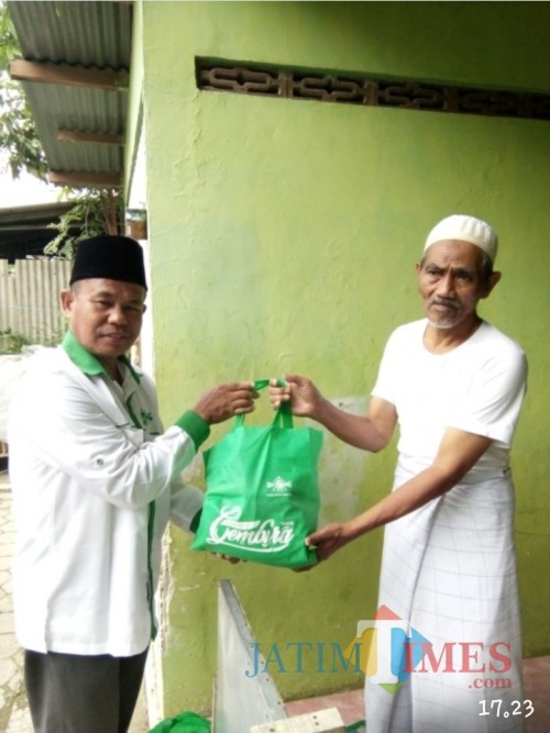 Penyerahan paket sembako Laziznu kota Madiun