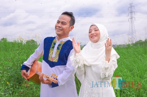 Ines Balladiva bersama Yadi Sembako dalam syuting video klip lagu Siti Hadijah ciptaan Gus Anom.