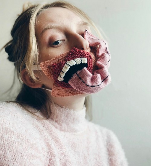 Masker unik mirip monster dari bahan rajut. (Foto: instagram @yrurari).
