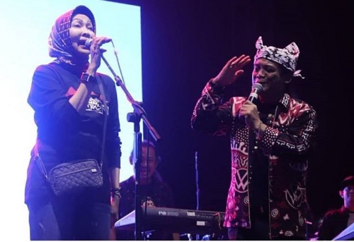 Wali Kota Batu Dewanti Rumpoko saat berduet dengan Didi Kempot di Stadion Brantas saat HUT Kota Batu. (Foto: instagram @dewanti_rumpoko)