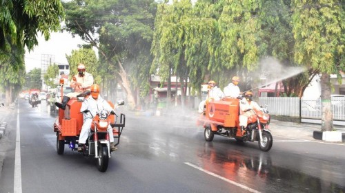 Walikota Kediri Berangkatkan Tim Operasi Gabungan Menyemprot Desinfektan Untuk Mencegah Penyebaran Corona. (Foto: Ist)