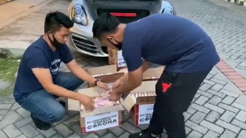 Video dua pria bagi mi instan isi uang (Foto: Screenshoot Ig @tomliwafa)