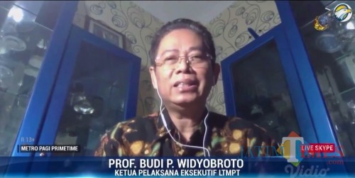 Ketua Pelaksana Eksekutif LTMPT Prof Budi P Widyobroto saat wawancara live TV. (Foto: istimewa)