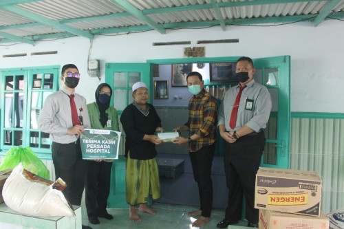 Penyaluran bantuan dalam kegiatan Bakti Sosial Persada Hospital Malang. (Foto: Dokumentasi Persada Hospital).