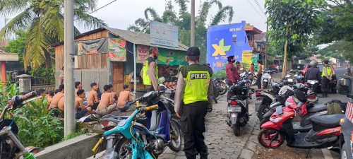 Proses penangkapan remaja balap liar di Jalan Raya Kembar Gadang (istimewa)