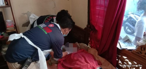 Petugas PSC saat memeriksa kondisi korban usai terpeleset dan terjatuh di Sungai Brantas. (Ist)