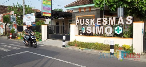 Tidak nampak aktivitas di puskesmas setelah ditutup sementara lantaran 4 petugas medisnya terpapar Covid-19. (Foto: Joko Pramono/JatimTIMES)