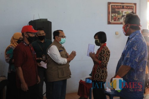 Bupati Blitar serahkan BLT-DD di wilayah Blitar Timur, wujud negara hadir untuk rakyat.(Foto : Aunur Rofiq/BlitarTIMES)