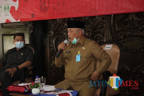 Bupati Malang HM Sanusi (pegang mikrofon) saat menjelaskan tindak lanjut instruksi Gubernur Jatim terkait penerapan PSBB