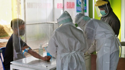 Rapid test dilakukan di halaman Puskesmas dengan 4 orang petugas yang mengenakan APD lengkap. (Foto: Ist)