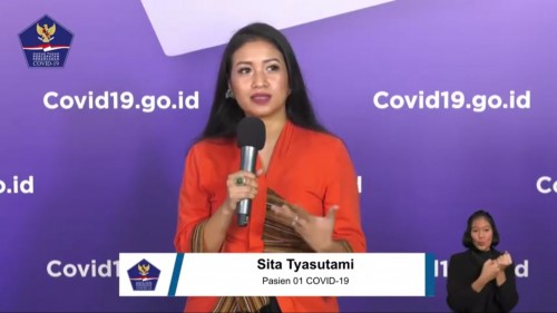 Sosok Sita Tyasutami, pasien nomor 01 Covid-19 di Indonesia saat menceritakan perjuangannya melawan Covid-19, Sabtu (9/5/2020). (Foto: BNPB)