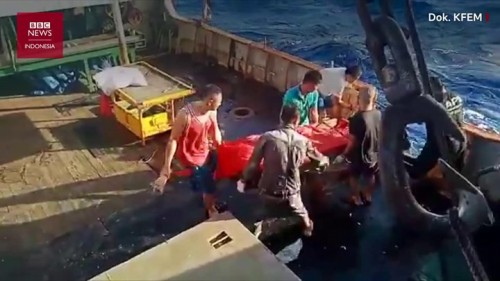 Jenazah ABK WNI dibuang ke laut (Foto: BBC)