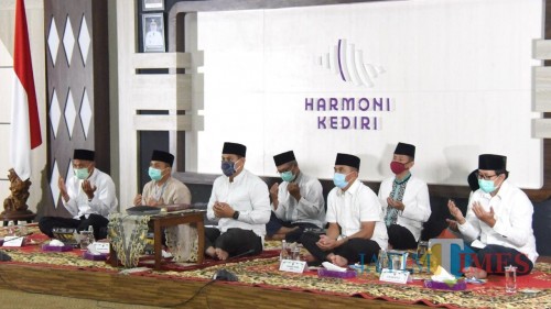 Wali Kota Kediri didampingi oleh Forkopimda dan kepala OPD mengikuti Khotmil Quran Kubro Online Pemprov Jawa Timur. (Foto: Ist)