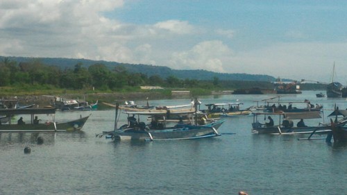 Kapal nelayan sedang sandar di kawasan Pantai Boom Banyuwangi (Nurhadi/ JatimTIMES)