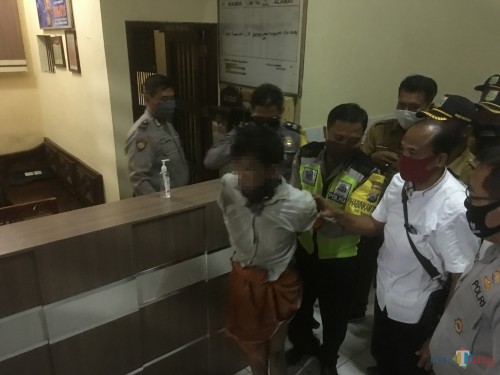 Pelaku penganiayaan (paling depan) yang sebabkan seorang balita meninggal dunia saat diamankan ke Polsek Bululawang (Foto : Ashaq Lupito / MalangTIMES)
