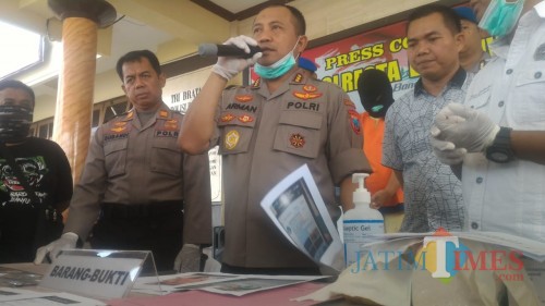 Kapolresta Banyuwangi (pegang mik) saat jumpa pers di Mapolresta Banyuwangi