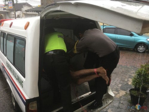 Tersangka penganiayaan 3 orang korban yang sebabkan satu balita meninggal dunia (kaki terikat) saat dibawa ke RSJ Lawang menggunakan mobil ambulan (Foto : Ashaq Lupito / MalangTIMES)