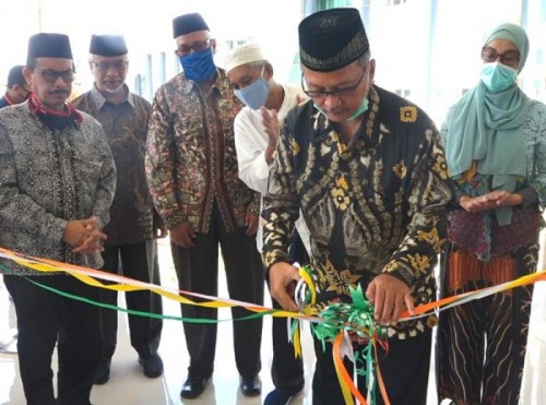 Rektor UIN Malang, Prof Dr Abdul Haris MAg meresmikan masjid Ibnu Sina di FKIK Kampus 3 UIN Malang. (Foto: Humas)