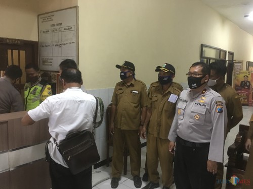 Kapolsek Bululawang, Kompol Pujiyono (depan paling kanan) beserta perangkat Desa Kasembon sesaat setelah mengamankan pelaku pembunuhan terhadap balita 1,5 tahun (Foto : Ashaq Lupito / MalangTIMES)