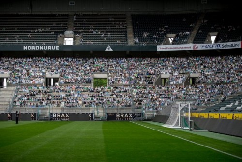 Fans Borussia Monchengladbach memasang kardus berfoto untuk siasati tanpa penonton (Borussia Monchengladbach)